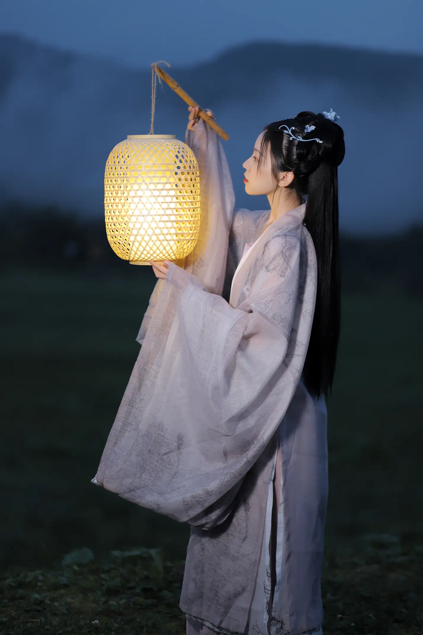 [YITUYU] 2022.02.05 Vol.753 – Hold a lantern to illuminate the rivers and mountains A sweetheart#[22P]-22